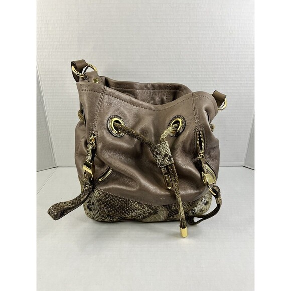 B Makowsy Women's Animal Print Soft Leather Cinch Bucket Shoulder Bag - Picture 1 of 13
